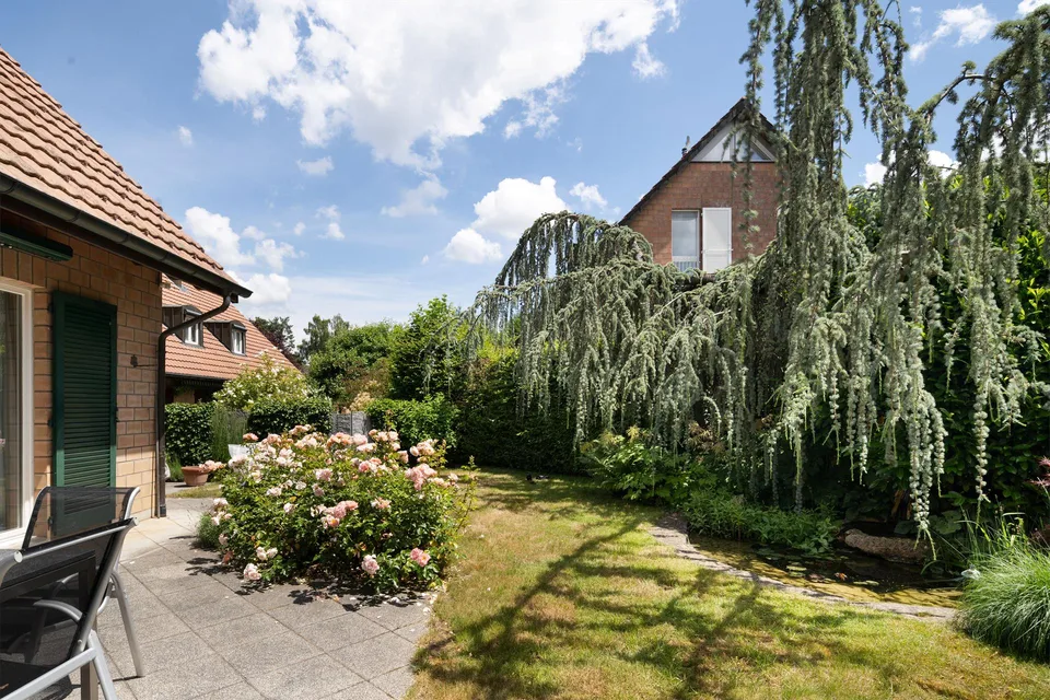 Einfamilienhaus mit Garten und Garagebox