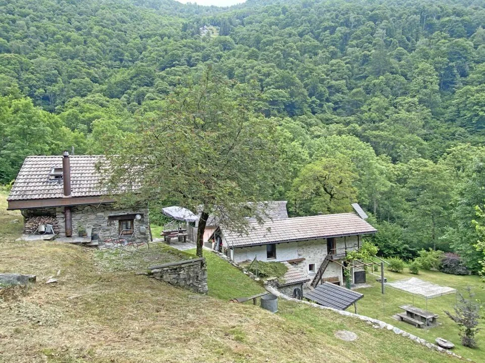 Bella proprietà con 2 rustici immersa nel verde / Schöne Liegenscha...