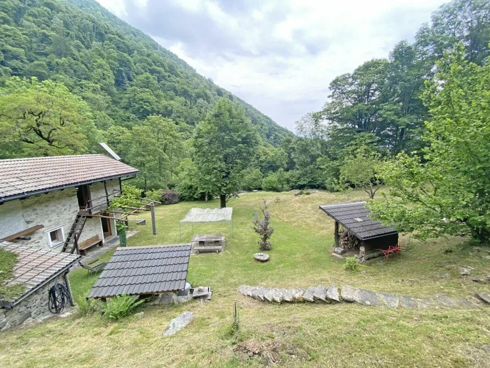 Bella proprietà con 2 rustici immersa nel verde / Schöne Liegenscha...