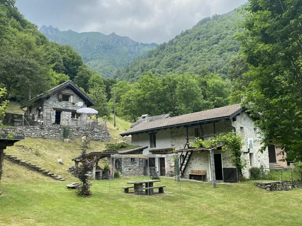 Bella proprietà con 2 rustici immersa nel verde / Schöne Liegenscha...