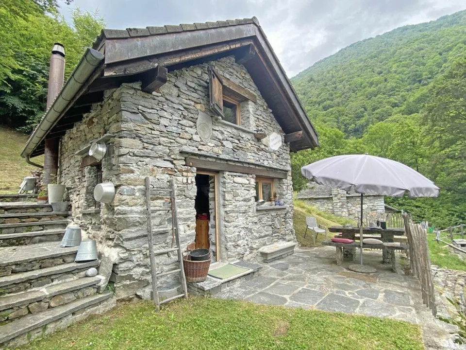Bella proprietà con 2 rustici immersa nel verde / Schöne Liegenscha...