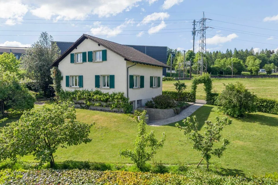 Maison individuelle de 5,5 pièces avec jardin charmant dans un emplacement surélevé