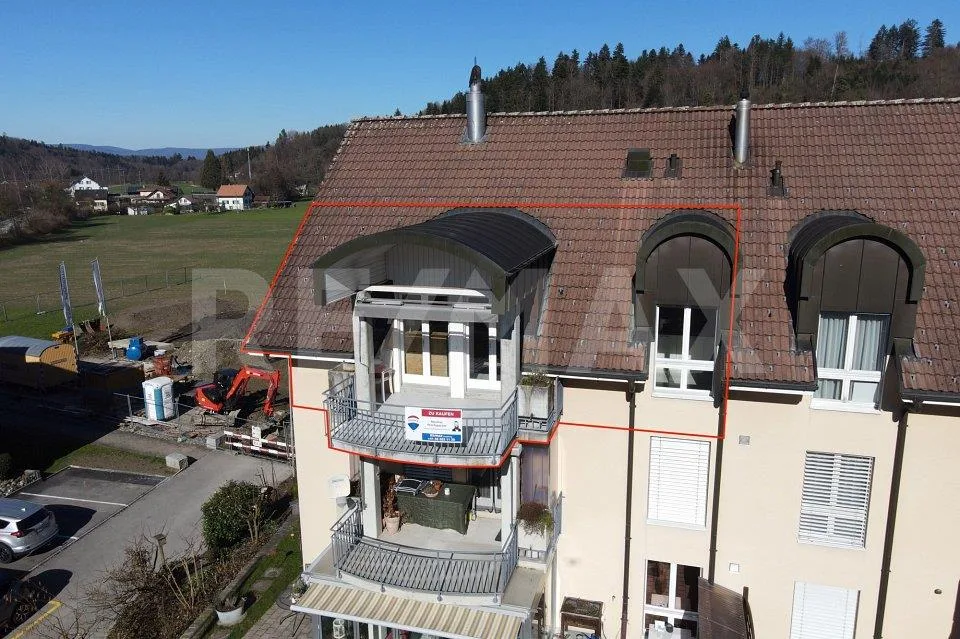 Helle 4.5-Zimmer-Dachwohnung mit Balkon an ruhiger Lage