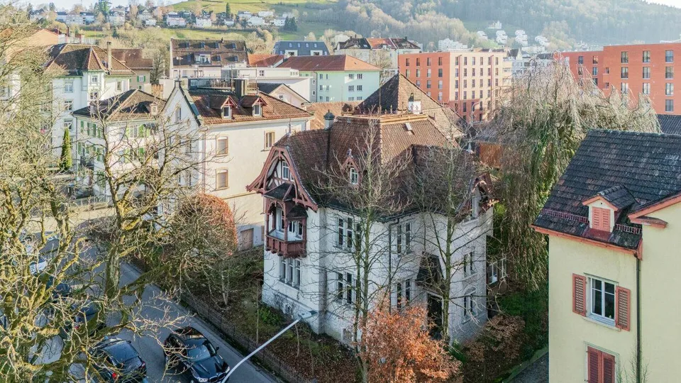 Villa di città elegante di 15,5 locali in una posizione di parco preferita