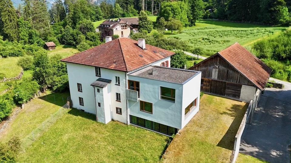 Tenuta di charme con 21 ettari di terreno, casa del contadino e stalle