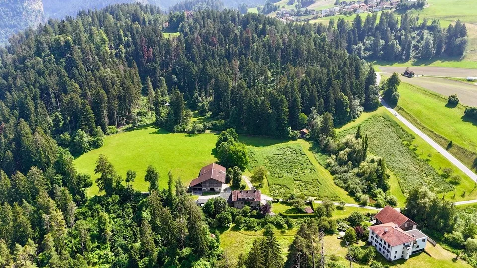 Tenuta di charme con 21 ettari di terreno, casa del contadino e stalle