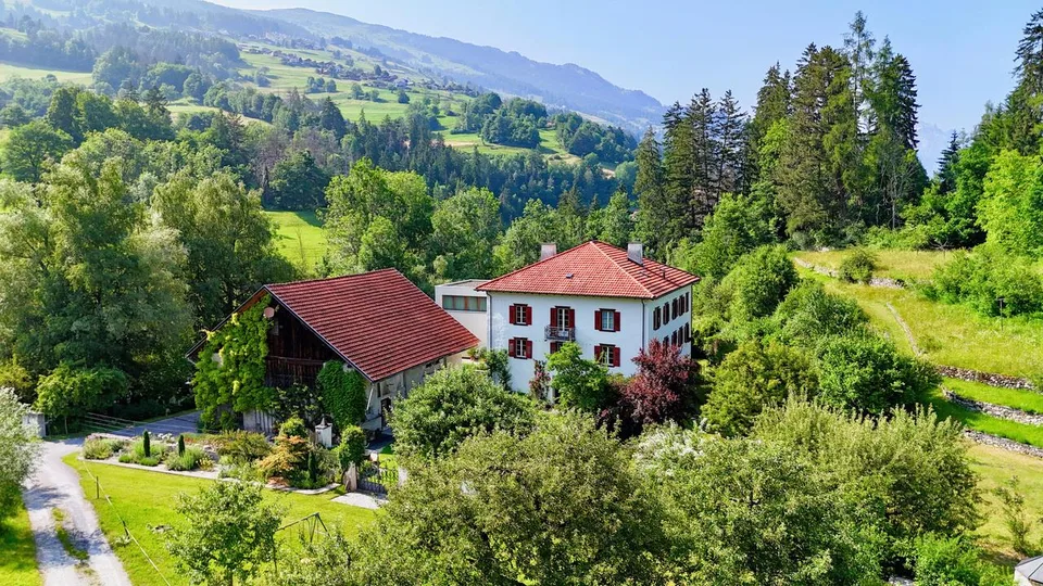 Tenuta di charme con 21 ettari di terreno, casa del contadino e stalle