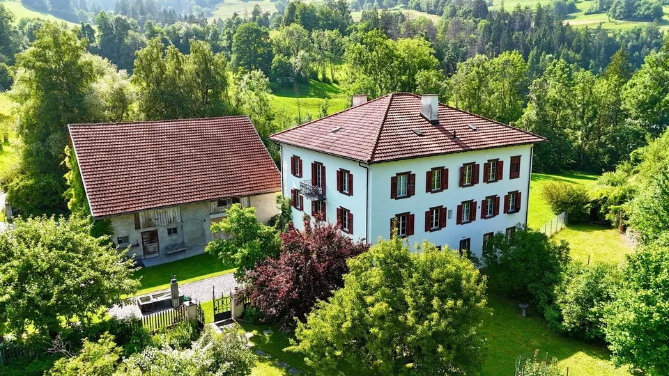 Tenuta di charme con 21 ettari di terreno, casa del contadino e stalle