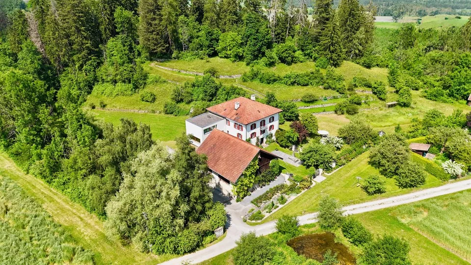 Tenuta di charme con 21 ettari di terreno, casa del contadino e stalle