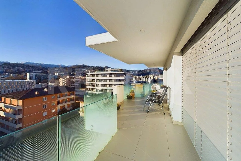 Elegante Attico con vista parziale sul Lago di Lugano