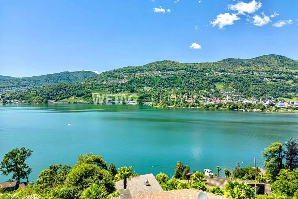 Deliziosa piccola villa con piscina esterna, vista lago a Montagnola in vendita