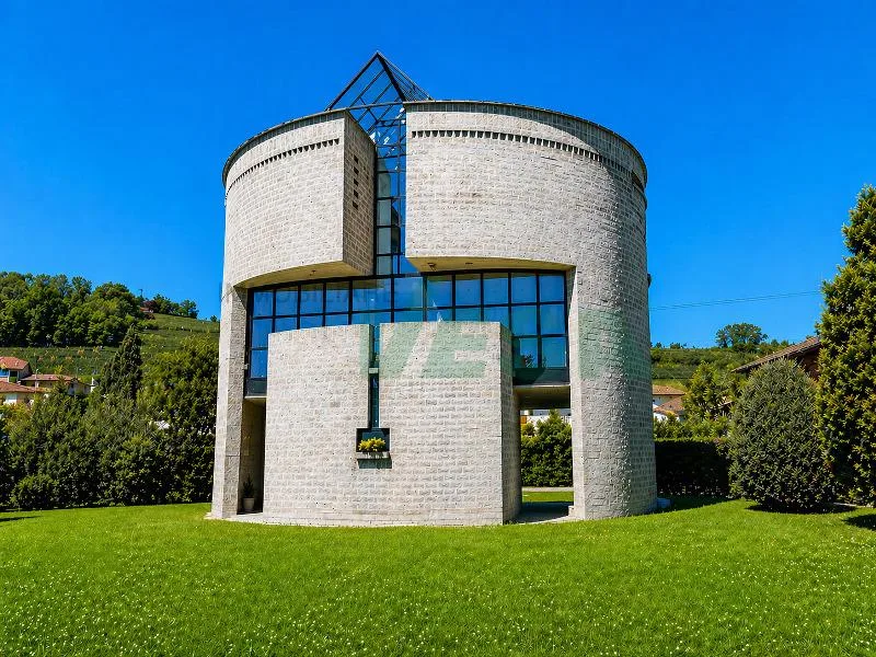 Iconica villa "Casa Rotonda" firmata Mario Botta con bel giardino