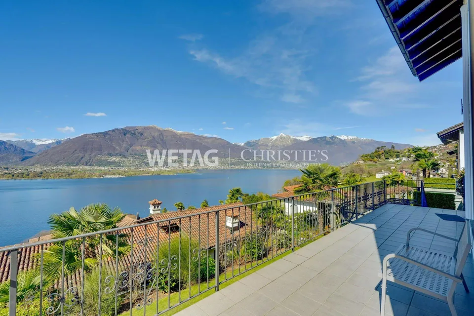 Gambarogno?San Nazzaro: villa moderna con vista panoramica sul Lago Maggiore, ideale anche come residenza di vacanza, in vendita