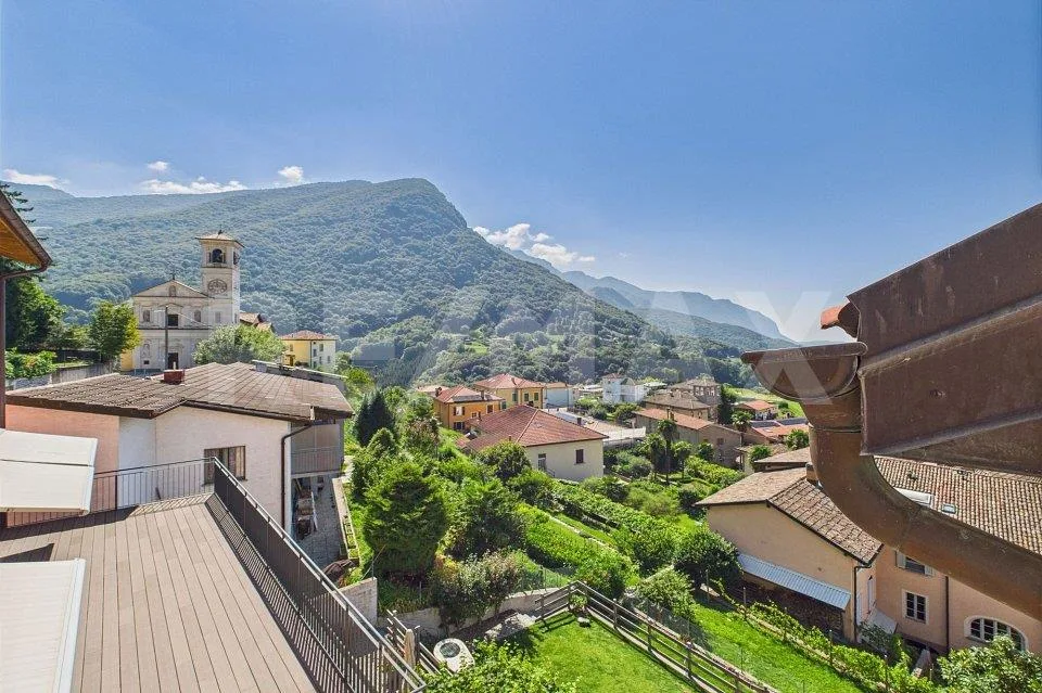 Arogno – Casa bifamiliare di nucleo con grottino, terrazza e cortile