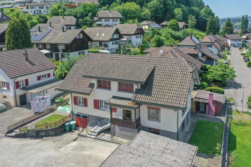 Casa a due famiglie ben curata con molti parcheggi in una posizione preferita