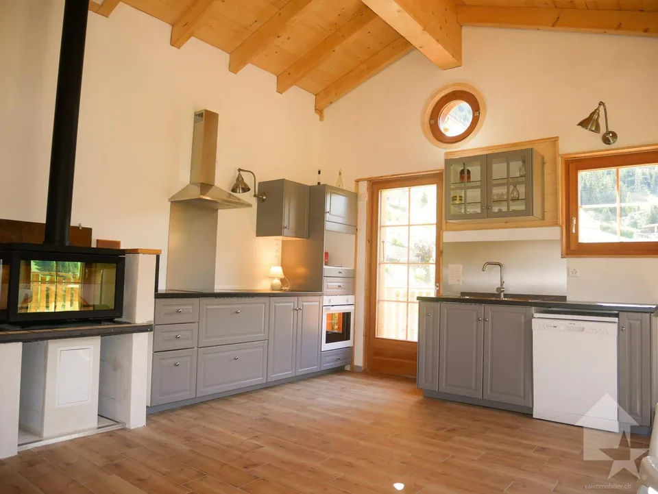 Superbo chalet nuovo a Liddes! Ottima esposizione al sole e bella vista!