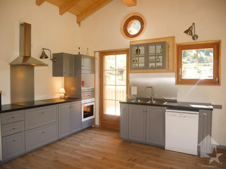Superbo chalet nuovo a Liddes! Ottima esposizione al sole e bella vista!