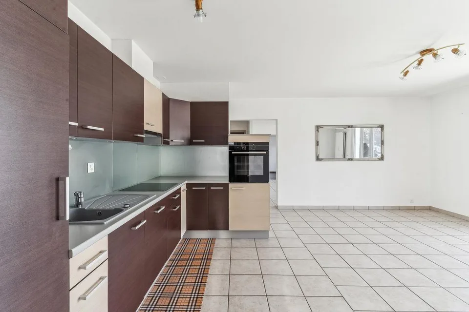 Appartement lumineux de 3.5 pièces avec terrasse et terrain privati...