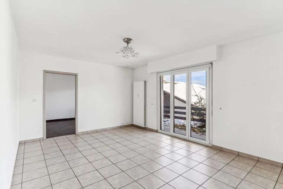 Luminoso appartamento di 3.5 locali con terrazza e terreno privato a Mollens