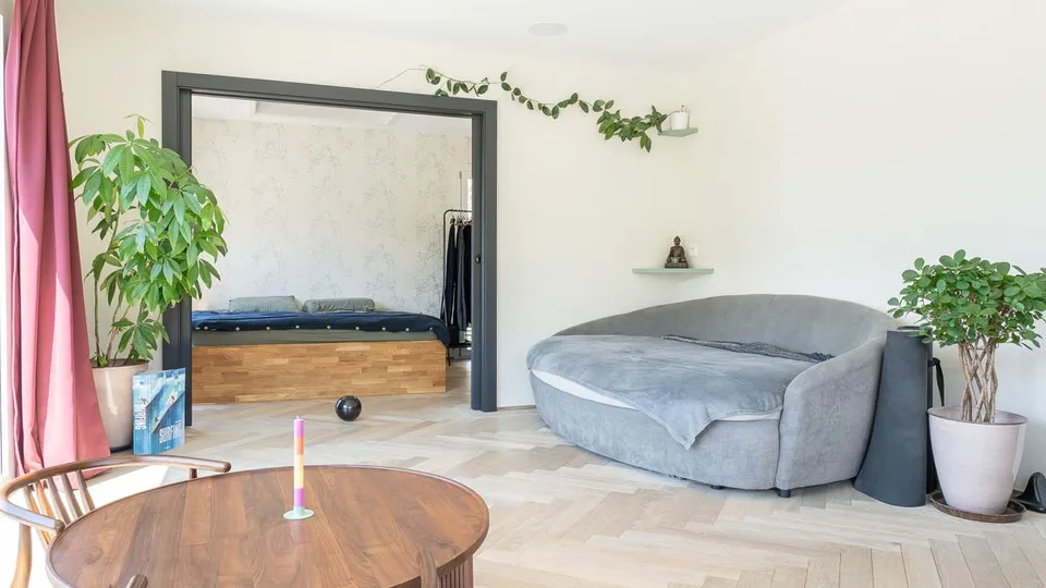 Hochwertige 2.5-Zimmer-Erstwohnung mit Hobbyraum und einmaliger Aus...