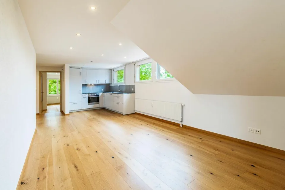 Helle 3.5-Zimmer-Dachwohnung mit offenem Wohnbereich
