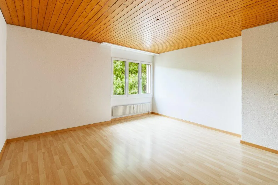 Bright 3.5-room attic apartment with open living area – photo 6 of 11