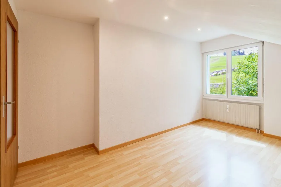 Bright 3.5-room attic apartment with open living area – photo 7 of 11
