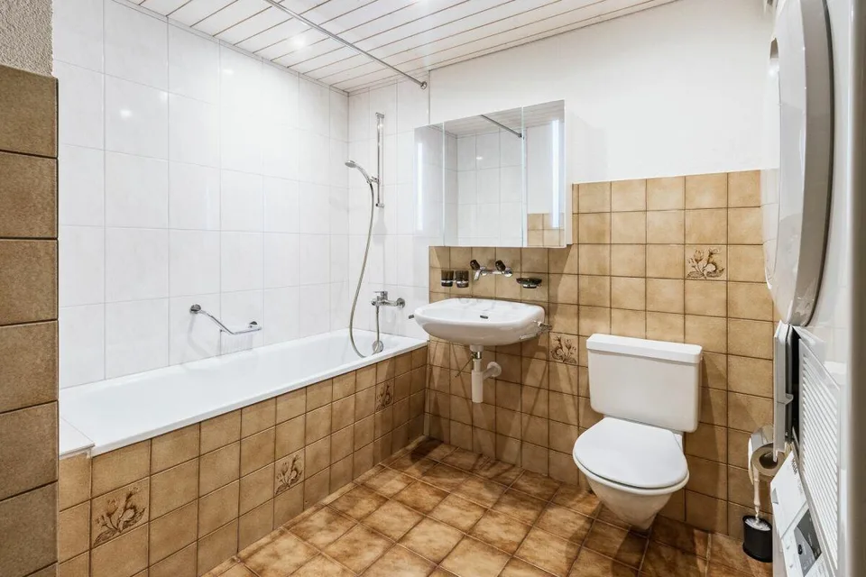 Bright 3.5-room attic apartment with open living area – photo 8 of 11