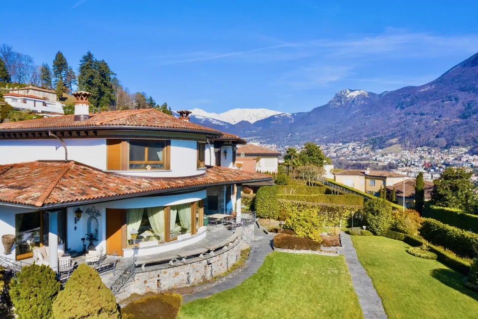 Villa di Lusso a Lugano in Vendita – Vista Lago, Giardino e Piscina