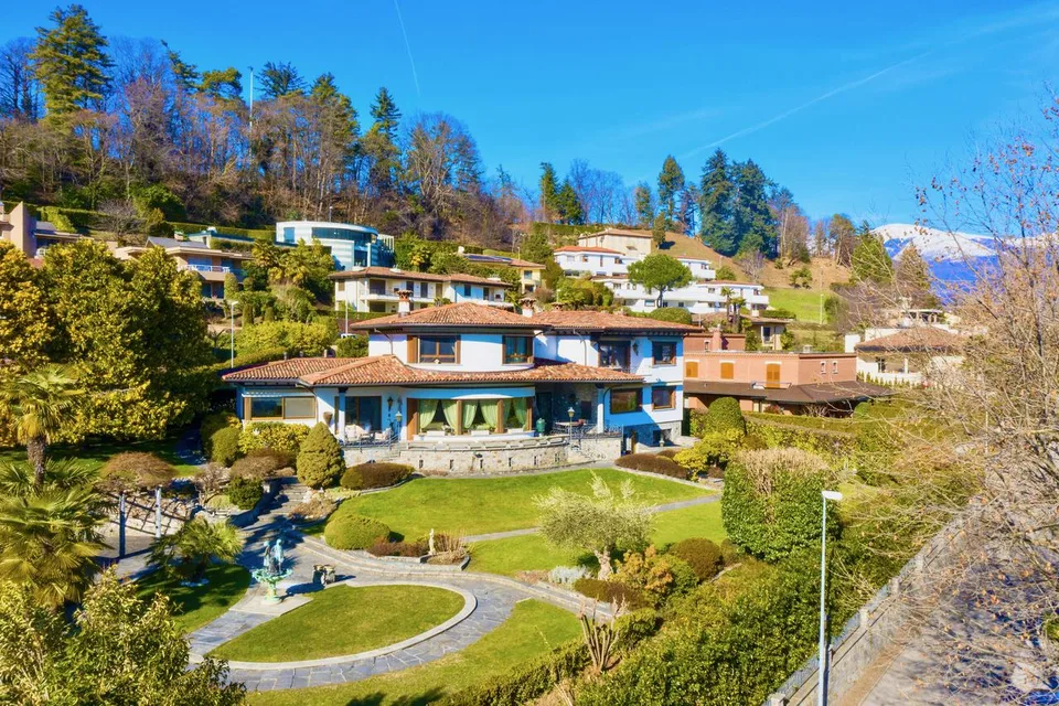 Villa di Lusso a Lugano in Vendita – Vista Lago, Giardino e Piscina