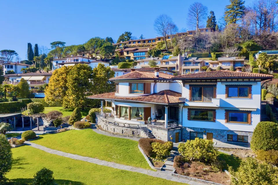 Villa di Lusso a Lugano in Vendita – Vista Lago, Giardino e Piscina