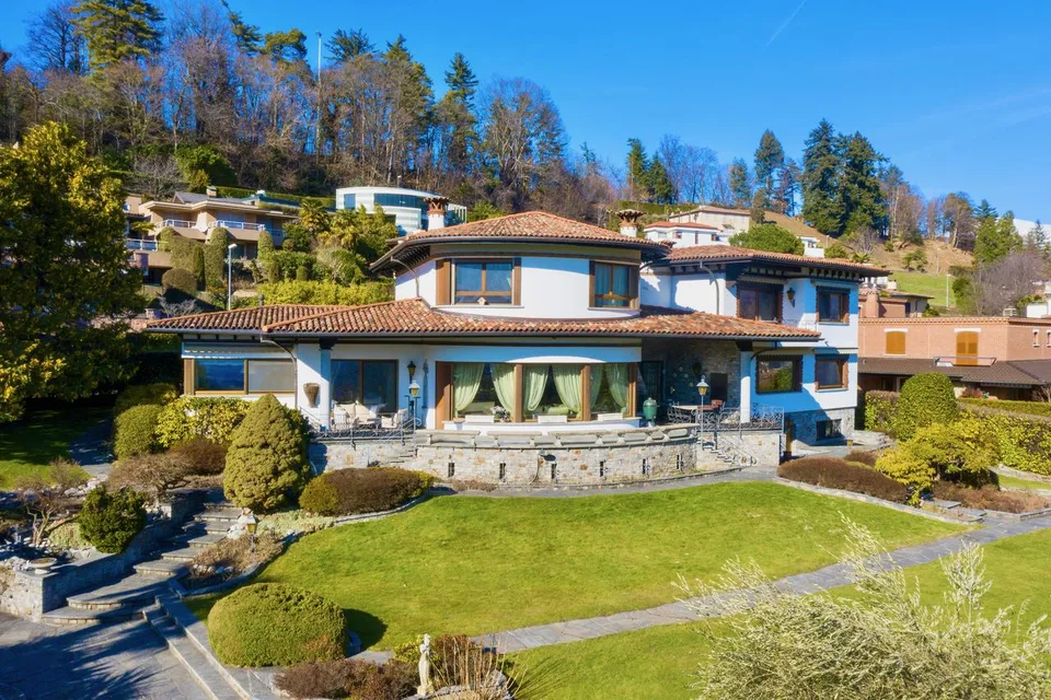 Villa di Lusso a Lugano in Vendita – Vista Lago, Giardino e Piscina