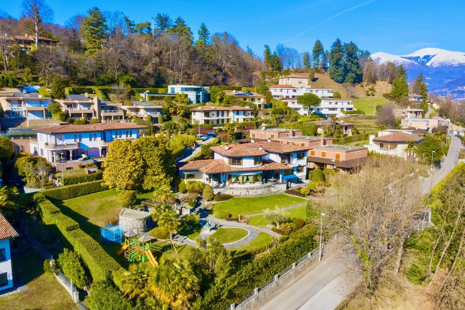 Villa di Lusso a Lugano in Vendita – Vista Lago, Giardino e Piscina