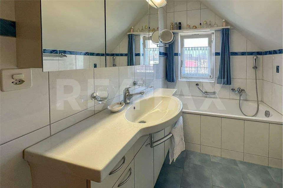 Freistehendes EFH mit Indorpool und Sauna