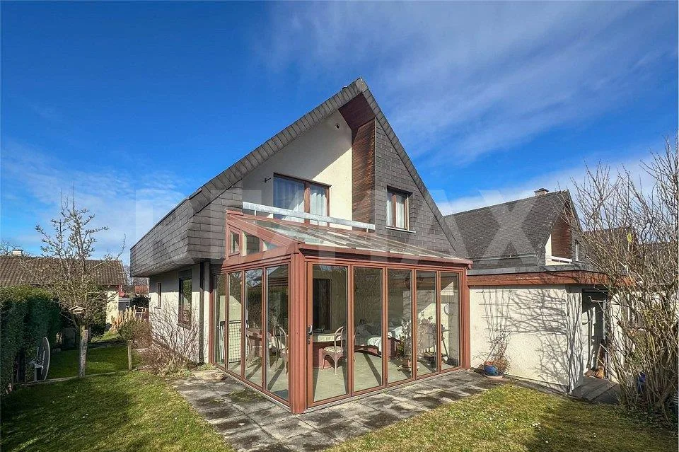 Freistehendes EFH mit Indorpool und Sauna