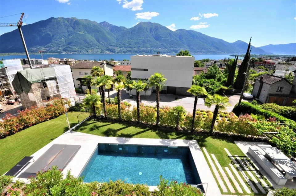 Appartamento di lusso di 2,5 locali con vista lago, grande terrazza soleggiata, piscina e area benessere
