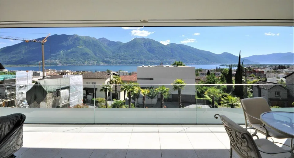 Appartamento di lusso di 2,5 locali con vista lago, grande terrazza soleggiata, piscina e area benessere