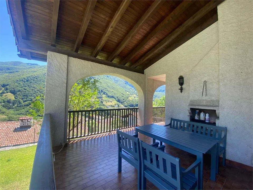 Villa mit zwei Wohneinheiten, umgeben von Grün mit Panoramablick – Foto 8 von 12