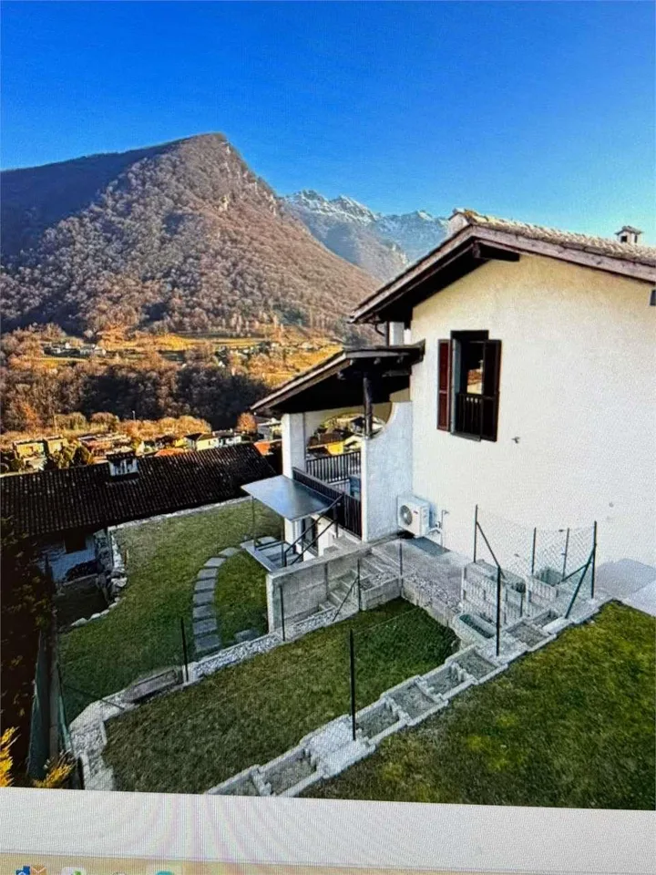 Villa mit zwei Wohneinheiten, umgeben von Grün mit Panoramablick – Foto 10 von 12
