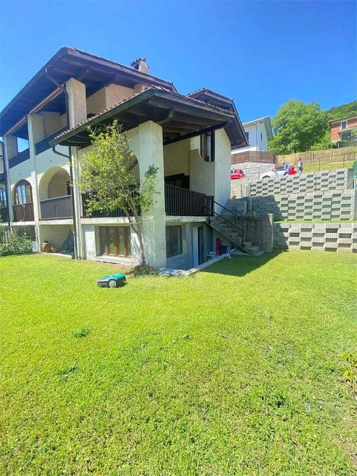 Villa bifamiliare immersa nel verde con vista panoramica