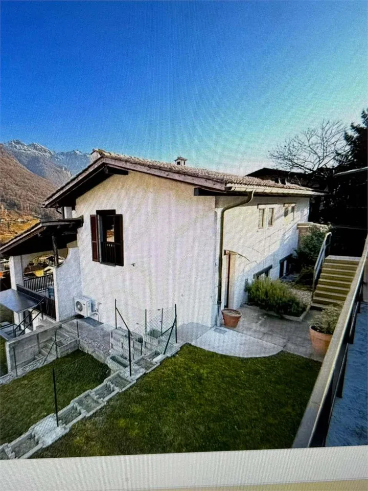 Villa bifamiliare immersa nel verde con vista panoramica