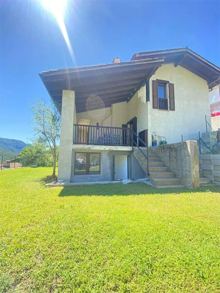 Villa bifamiliare immersa nel verde con vista panoramica