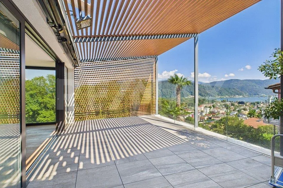 Attico con grande terrazza e vista Lago