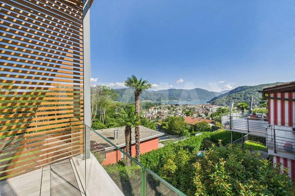 Attico con grande terrazza e vista Lago