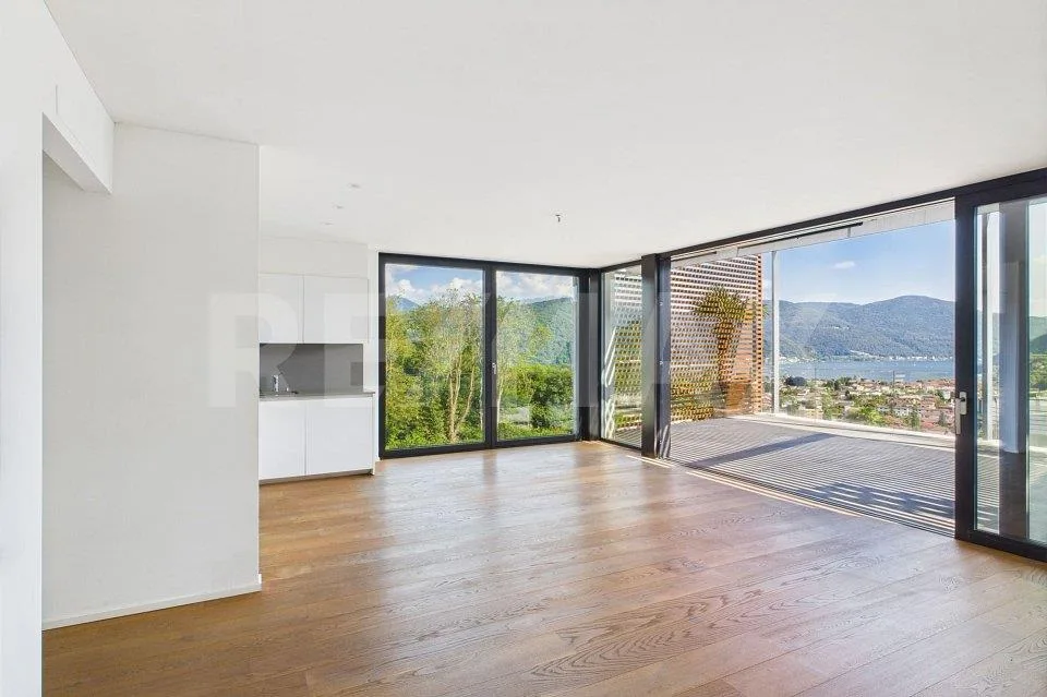 Attico con grande terrazza e vista Lago – photo 6 sur 13