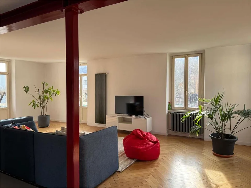Noble house for rent in Chiasso close to the center with large garden