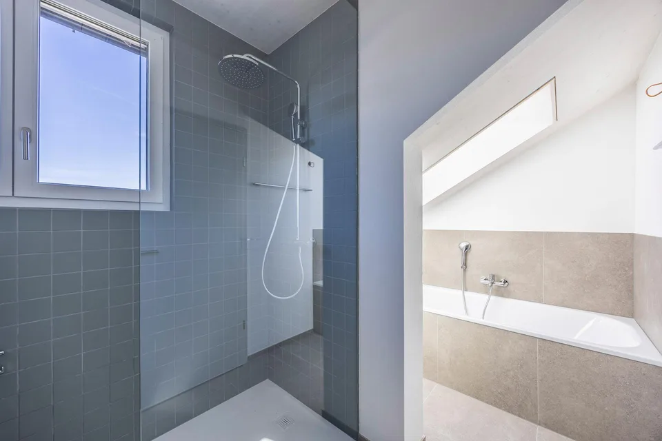 Neues exklusives 6 - 7.5-Zimmer Doppeleinfamilienhaus