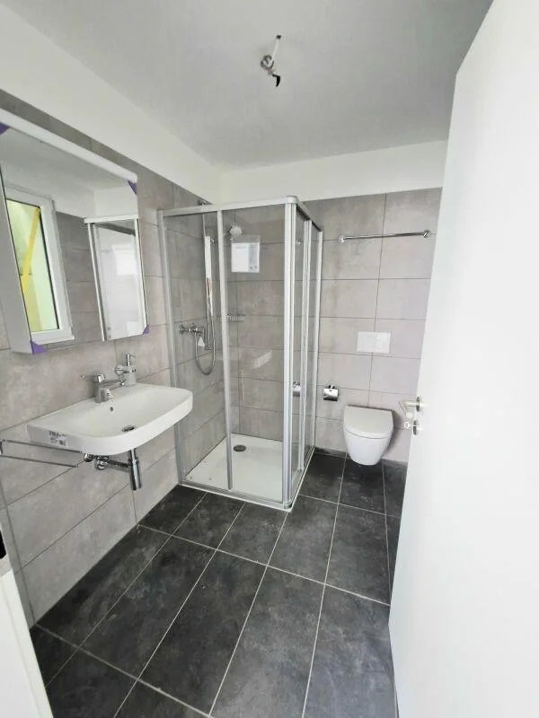 Vente à Cugnasco - Nouvelle maison unifamiliale de 5,5 pièces avec jardin privé