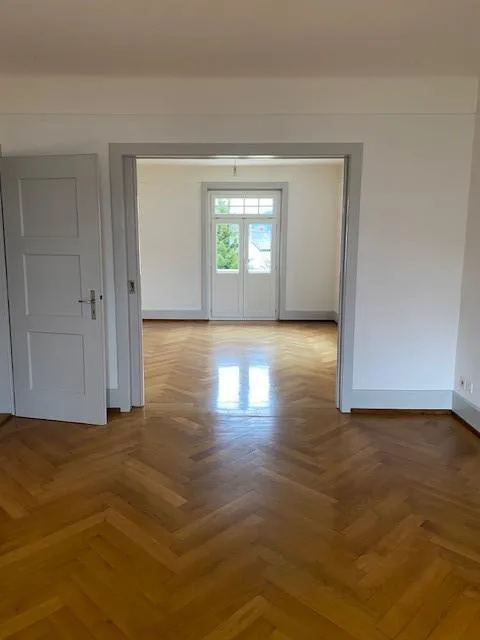 Herrliches Hauptgebäude mit einem Wohnraum und einem Gewerberaum
