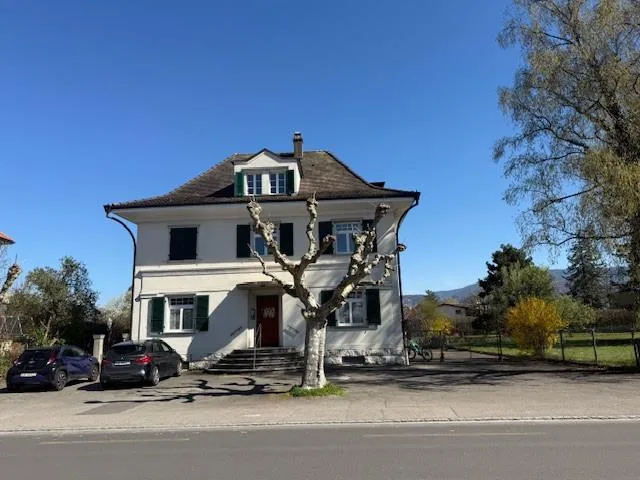 Herrliches Hauptgebäude mit einem Wohnraum und einem Gewerberaum